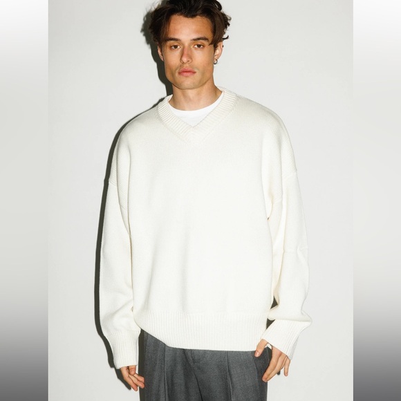 Verdes Oversized V-Neck Sweater | Ivory - Picture 5 of 7